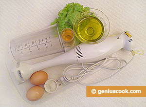 Ingredients for Homemade Mayonnaise: Olive Oil, Eggs, Vinegar