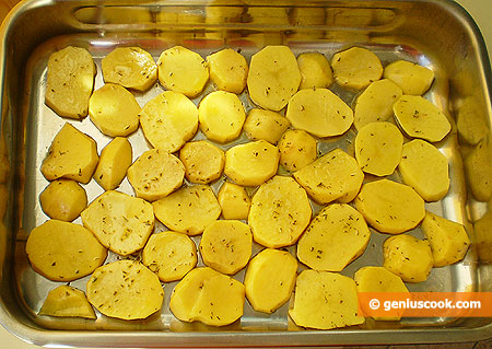 Potatoes into a pre-oiled baking tray