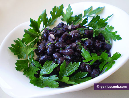 Black Kidney Beans with Garlic and Parsley Salad