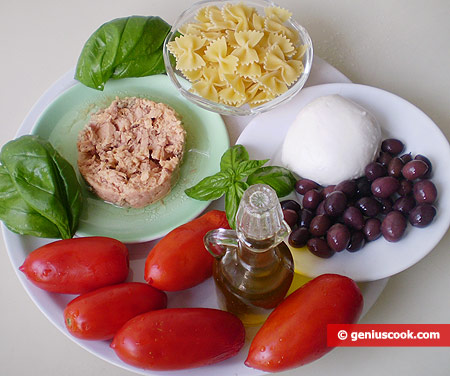 Ingredients for Mediterranean Salad with Farfalle