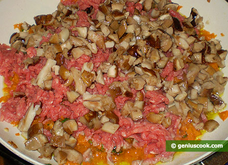 Add minced meat and mushrooms