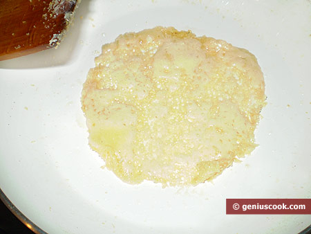 Sprinkle grated cheese in a thin layer