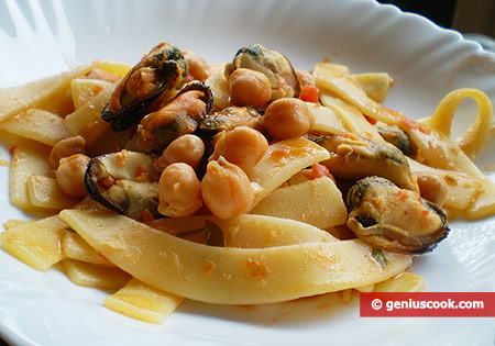 Pasta with Mussels and Chickpea