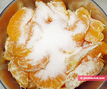 tangerines slices with sugar