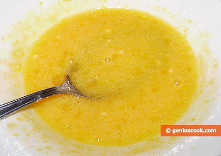 Rub an egg yolk with starch and 5 milk