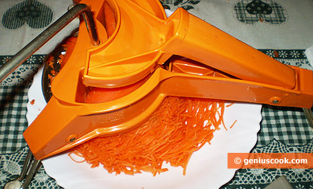 Grate carrots on a special grater