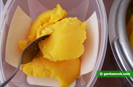 Put the ready soft sorbet in a form