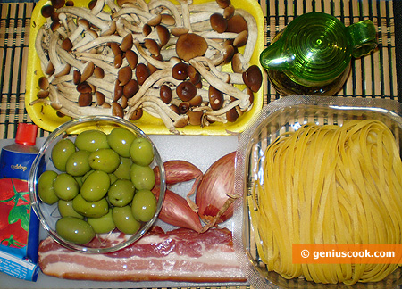 Ingredients for tagliatelle with pancetta, mushrooms and olives