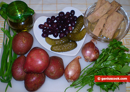 Potato salad with tuna, olives and gherkins