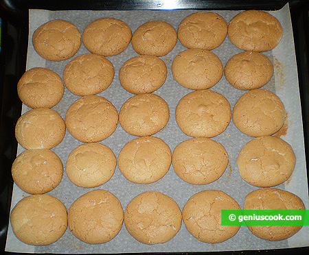 Let the cookies cool down on the parchment