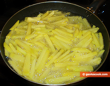 Put the sliced ​​potatoes in boiling oil