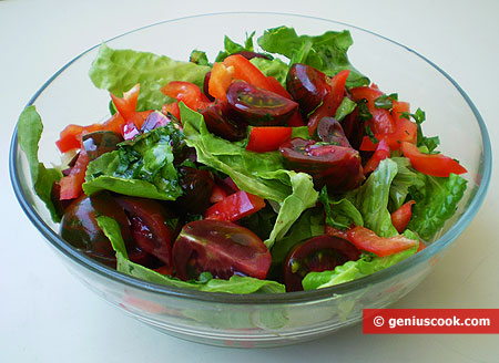 Salad with black tomatoes