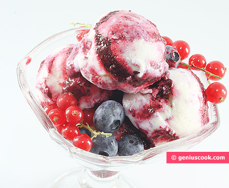 Yoghurt Ice Cream with Blueberry