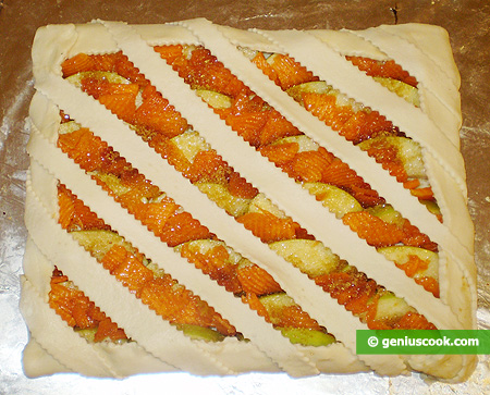 Bend in the edges, decorate them with cutoff dough strips