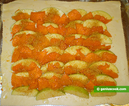 Apple and pumpkin slices onto the dough, sugar with cinnamon over