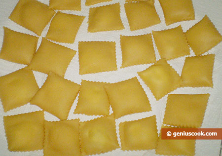 Place the ravioli on a wide dish