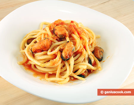 Spaghetti with Mussels in Tomato Sauce