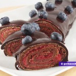 Chocolate-meringue roulade with strawberries