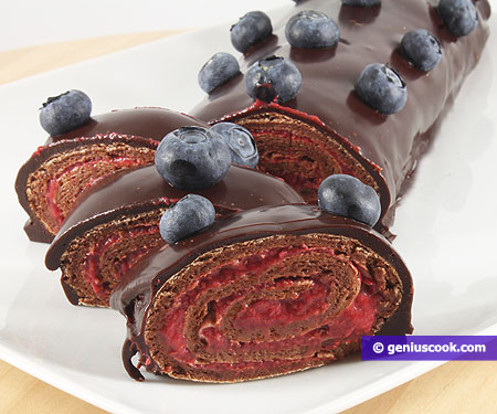 Chocolate-meringue roulade with strawberries