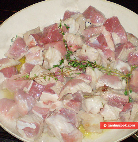 fry the meat over high heat with herbs
