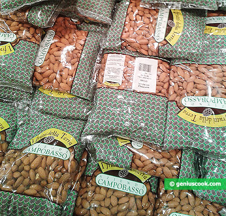 Different varieties of almonds