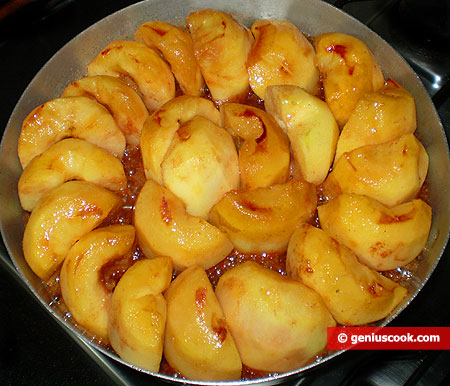 Cooking the apples in caramel