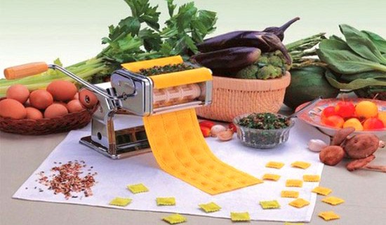 Handy machine for forming tortellini